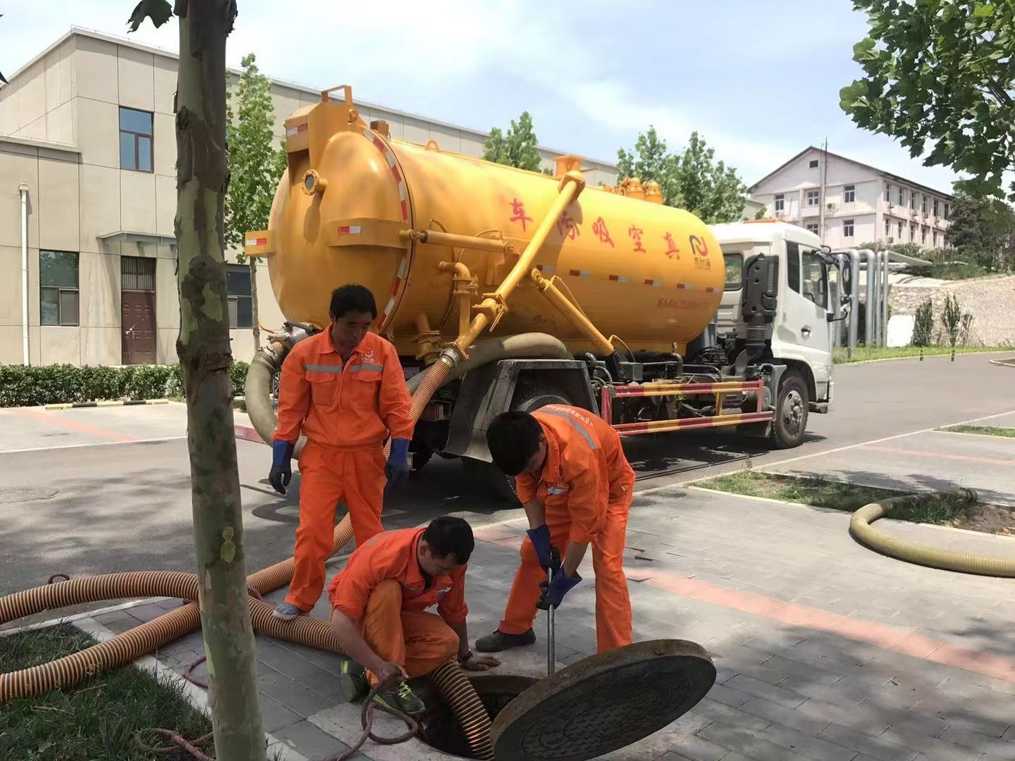 灵武管道疏通车停在窨井附近