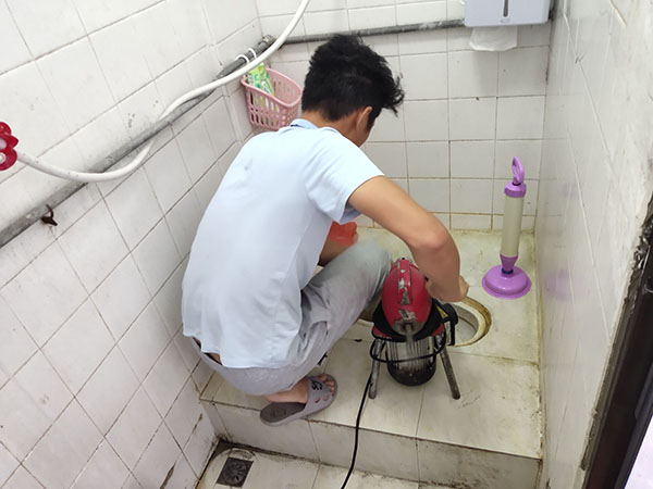 灵武肥皂掉到马桶里把马桶堵住了怎么办？马桶堵住了怎么办