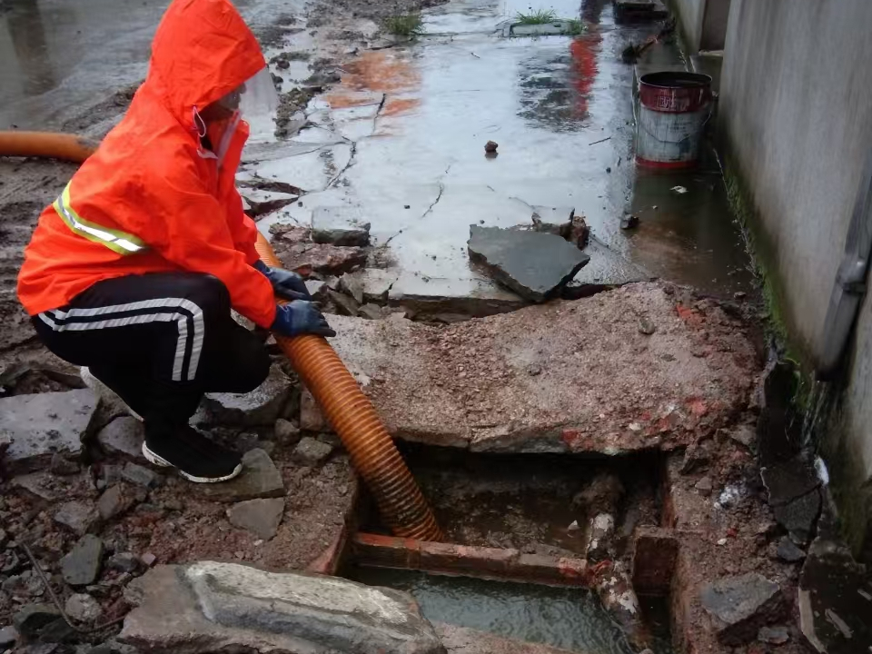 灵武专业清理污水池 炜誉市政以规范流程守护城市 “肠道”